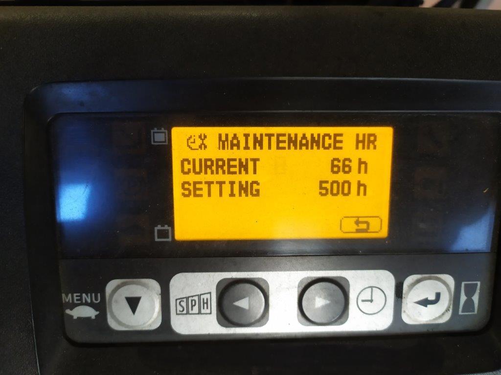 Varias carretillas elevadoras/camiones y vehículos industriales-12