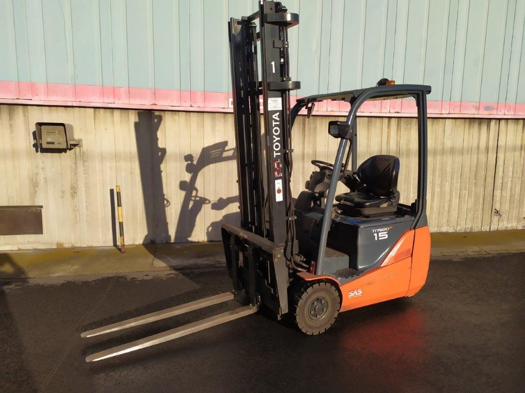 Varias carretillas elevadoras/camiones y vehículos industriales-1