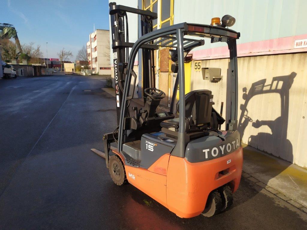 Varias carretillas elevadoras/camiones y vehículos industriales-2