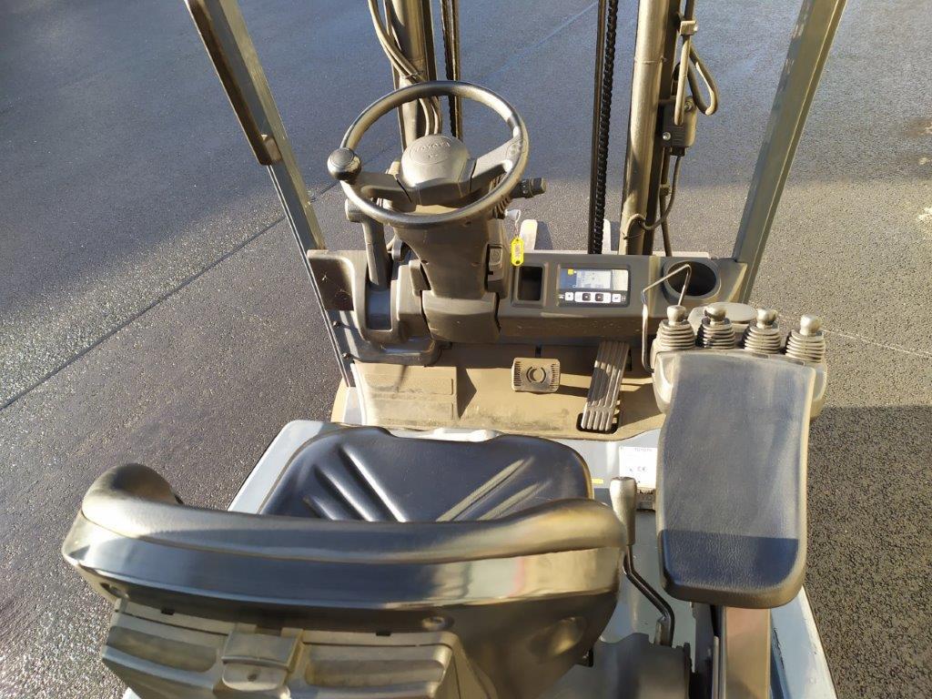 Varias carretillas elevadoras/camiones y vehículos industriales-3