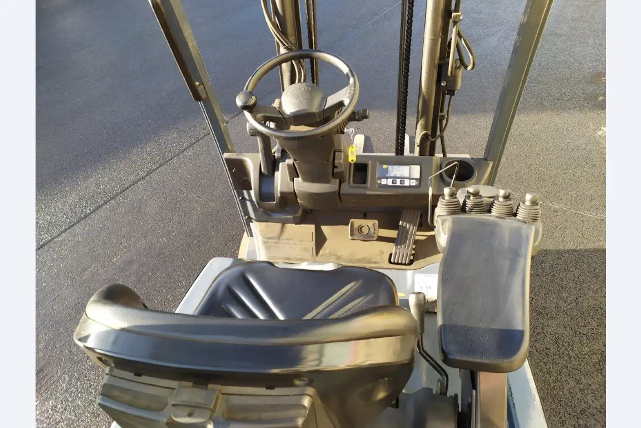 Diverse vorkheftrucks/ industriële trucks en voertuigen-3