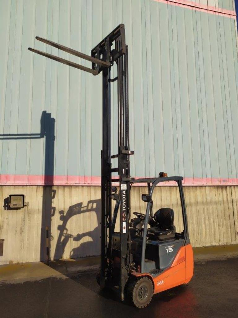 Varias carretillas elevadoras/camiones y vehículos industriales-4