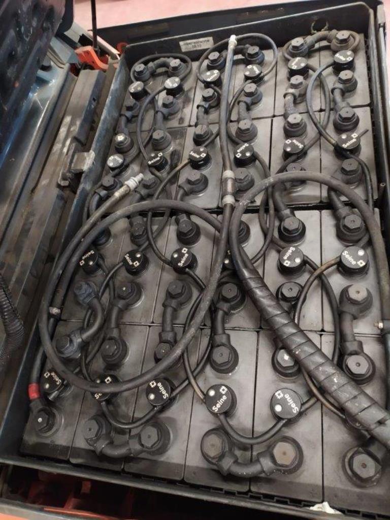 Varias carretillas elevadoras/camiones y vehículos industriales-6