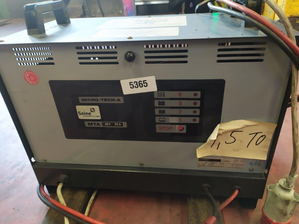 Varias carretillas elevadoras/camiones y vehículos industriales-8