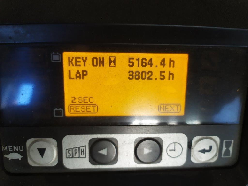 Varias carretillas elevadoras/camiones y vehículos industriales-9