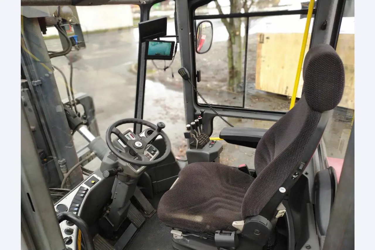 Various forklifts/ industrial trucks and vehicles-7