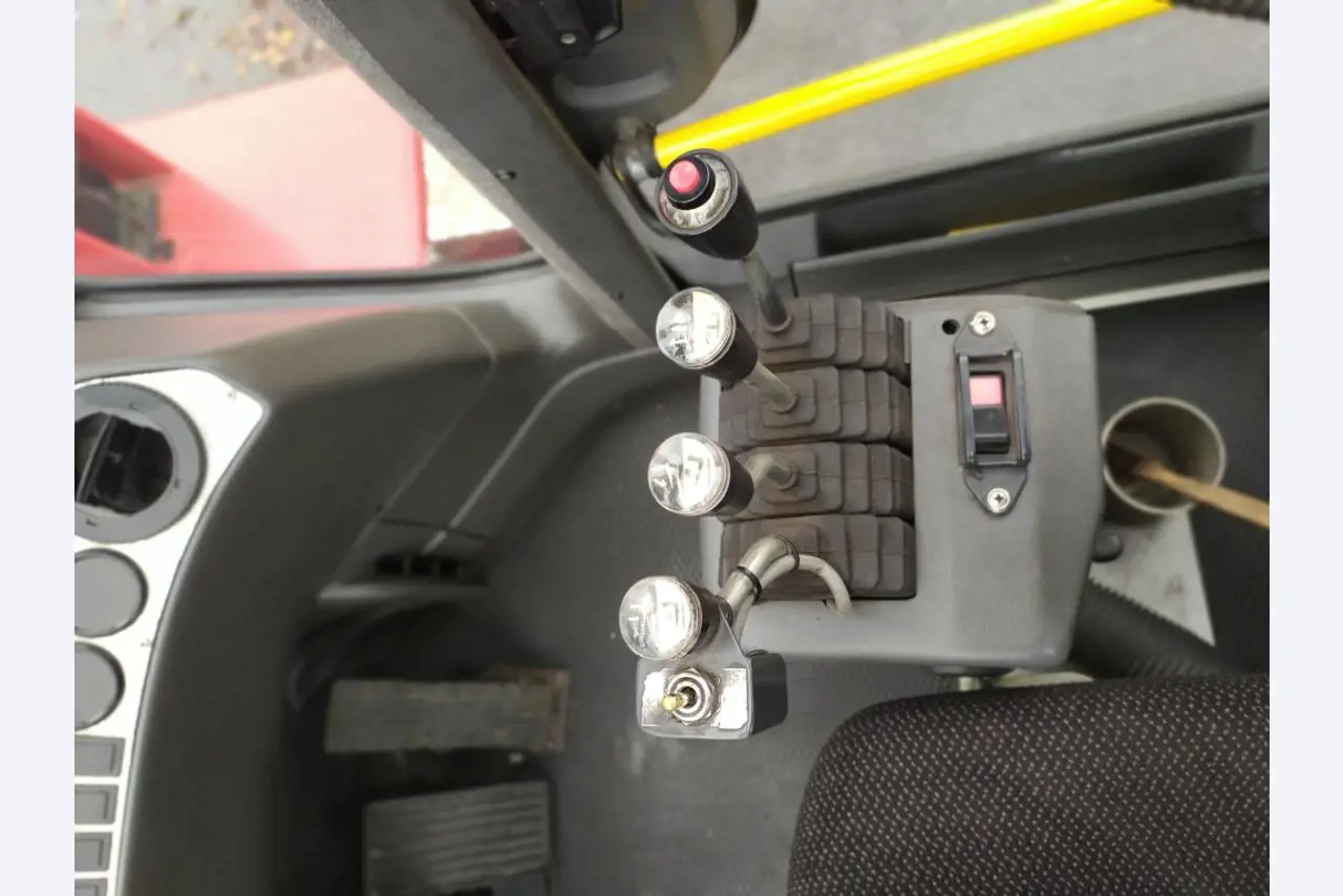 Various forklifts/ industrial trucks and vehicles-9