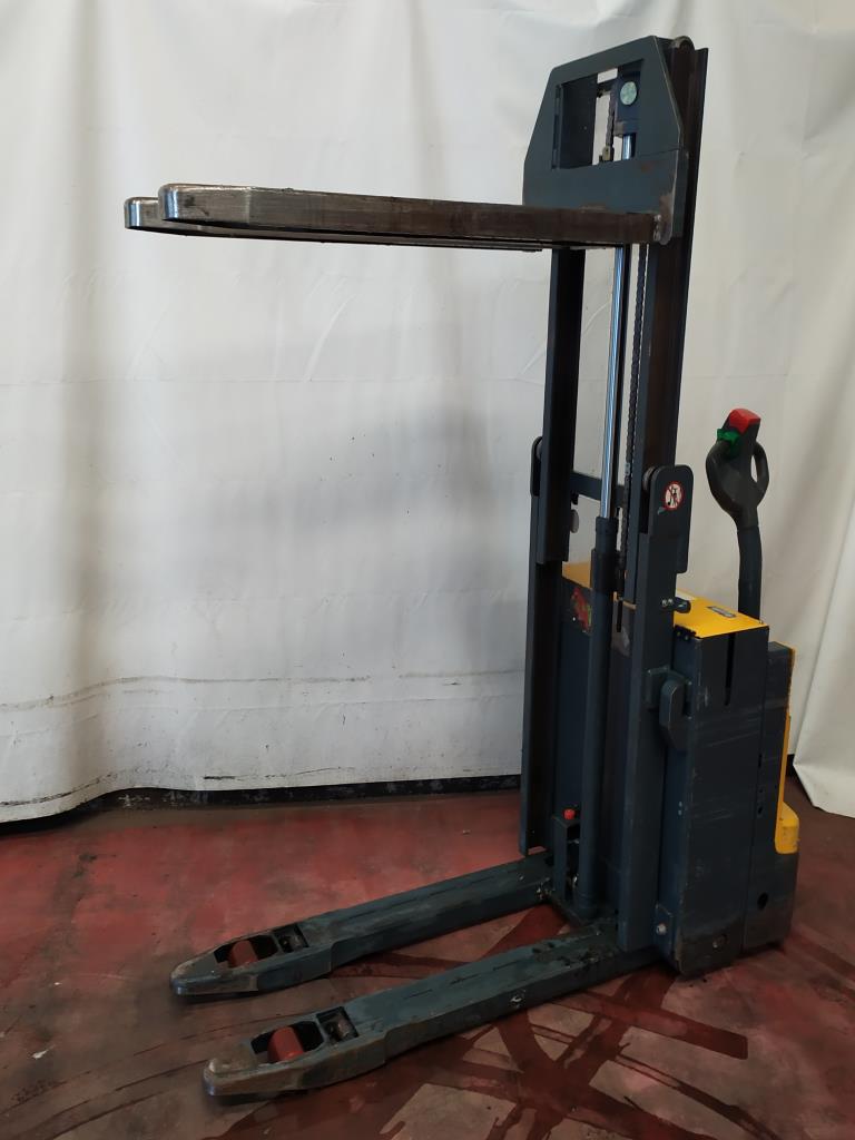 Various forklifts/ industrial trucks and vehicles-2