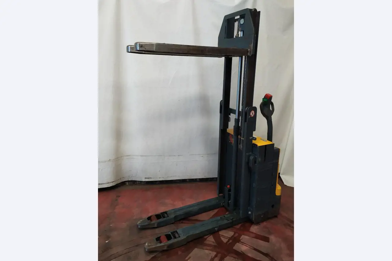 Varias carretillas elevadoras/camiones y vehículos industriales-2