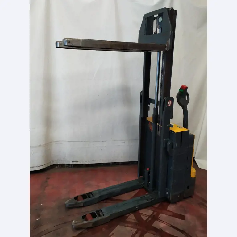 Varias carretillas elevadoras/camiones y vehículos industriales-2