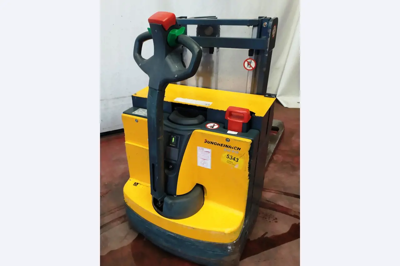 Varias carretillas elevadoras/camiones y vehículos industriales-1