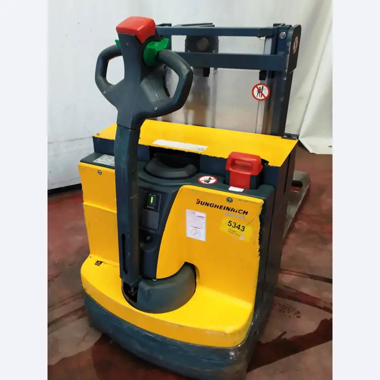 Varias carretillas elevadoras/camiones y vehículos industriales-1