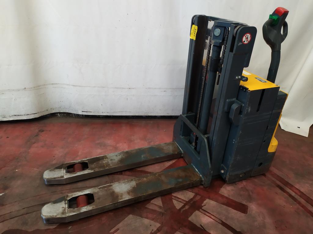 Various forklifts/ industrial trucks and vehicles-3