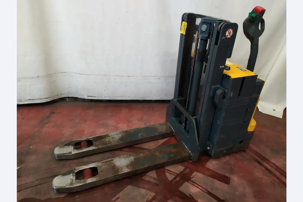 Varias carretillas elevadoras/camiones y vehículos industriales-3