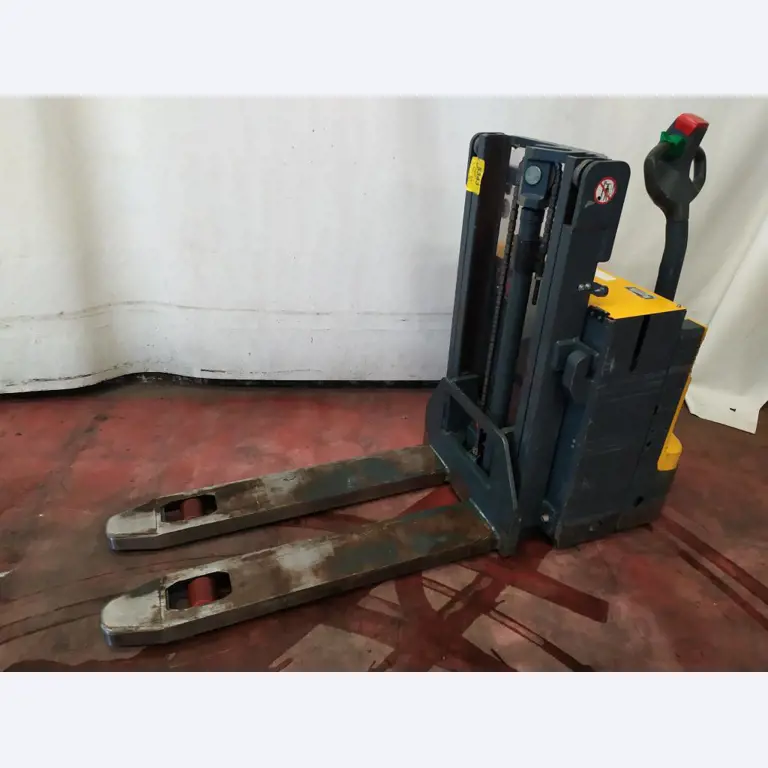 Varias carretillas elevadoras/camiones y vehículos industriales-3