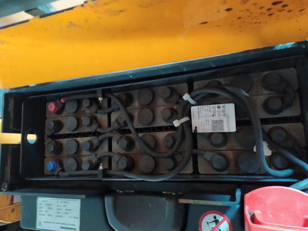 Various forklifts/ industrial trucks and vehicles-4