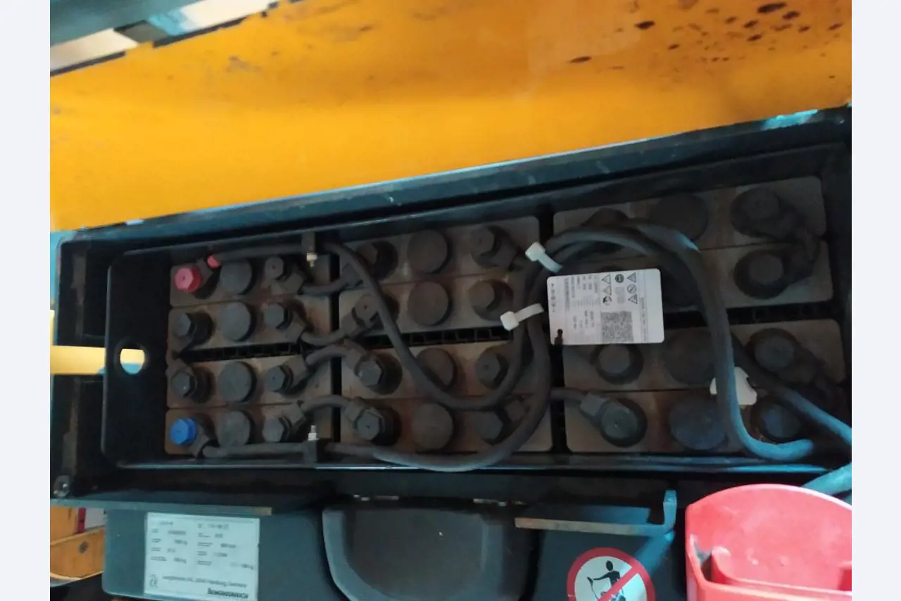 Varias carretillas elevadoras/camiones y vehículos industriales-4