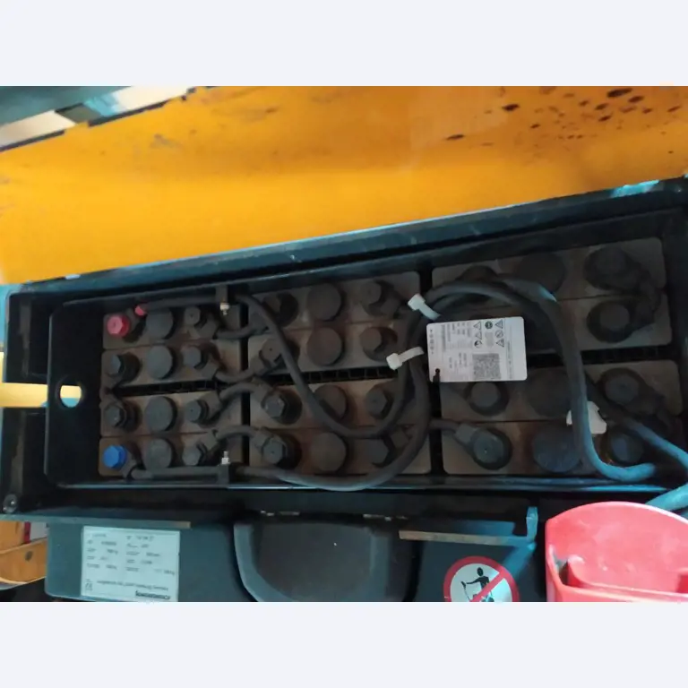 Varias carretillas elevadoras/camiones y vehículos industriales-4