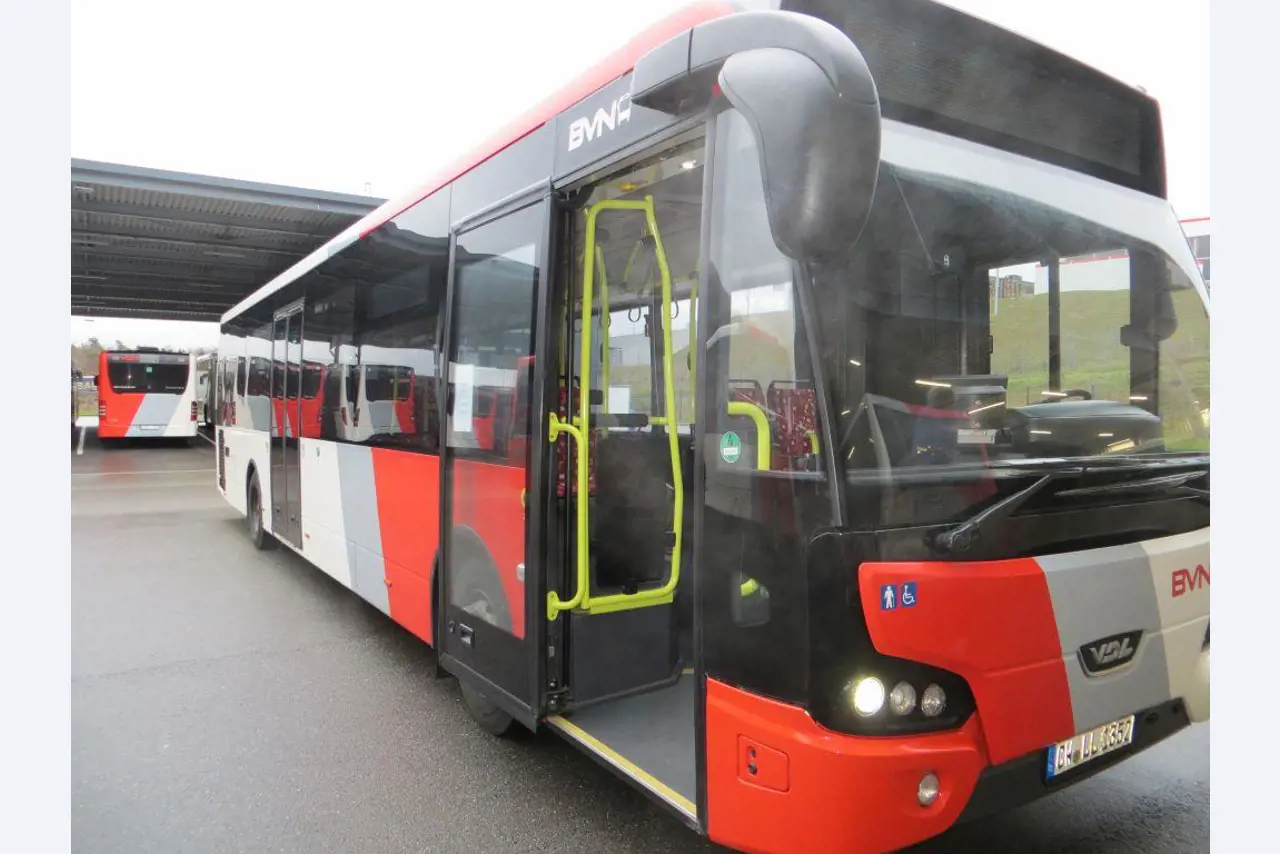 Nieuw: 6 x VDL standaard servicebussen EZ 2015-9