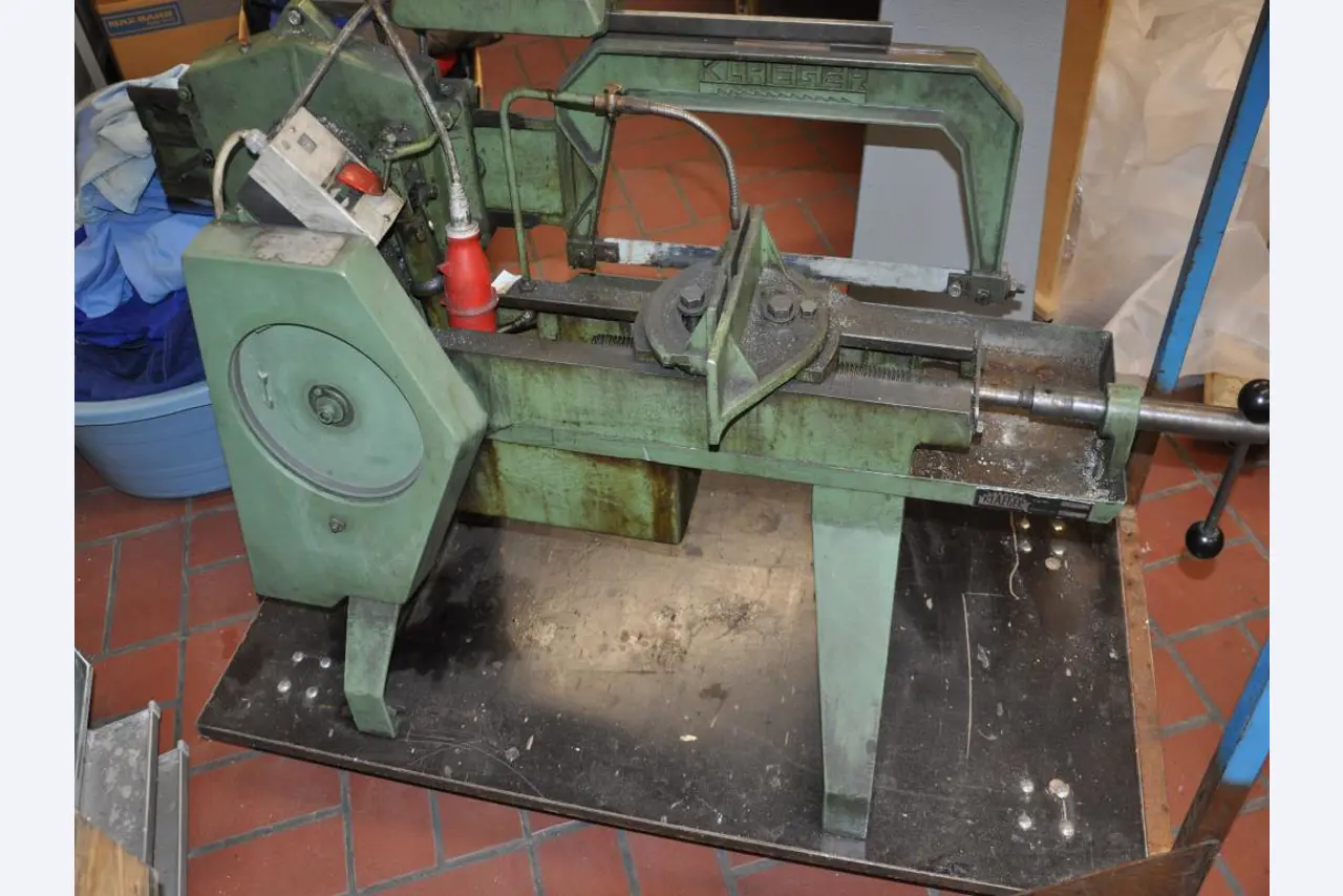 Gepflegte Gegenstände aus einer Lehrwerkstatt (Bautechnik)-1