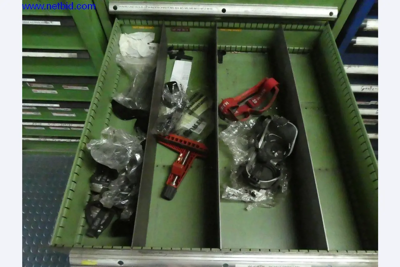 Equipamento operacional e de escritório (construção em aço e metal)-11
