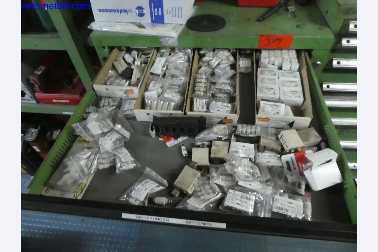 Equipamento operacional e de escritório (construção em aço e metal)-2