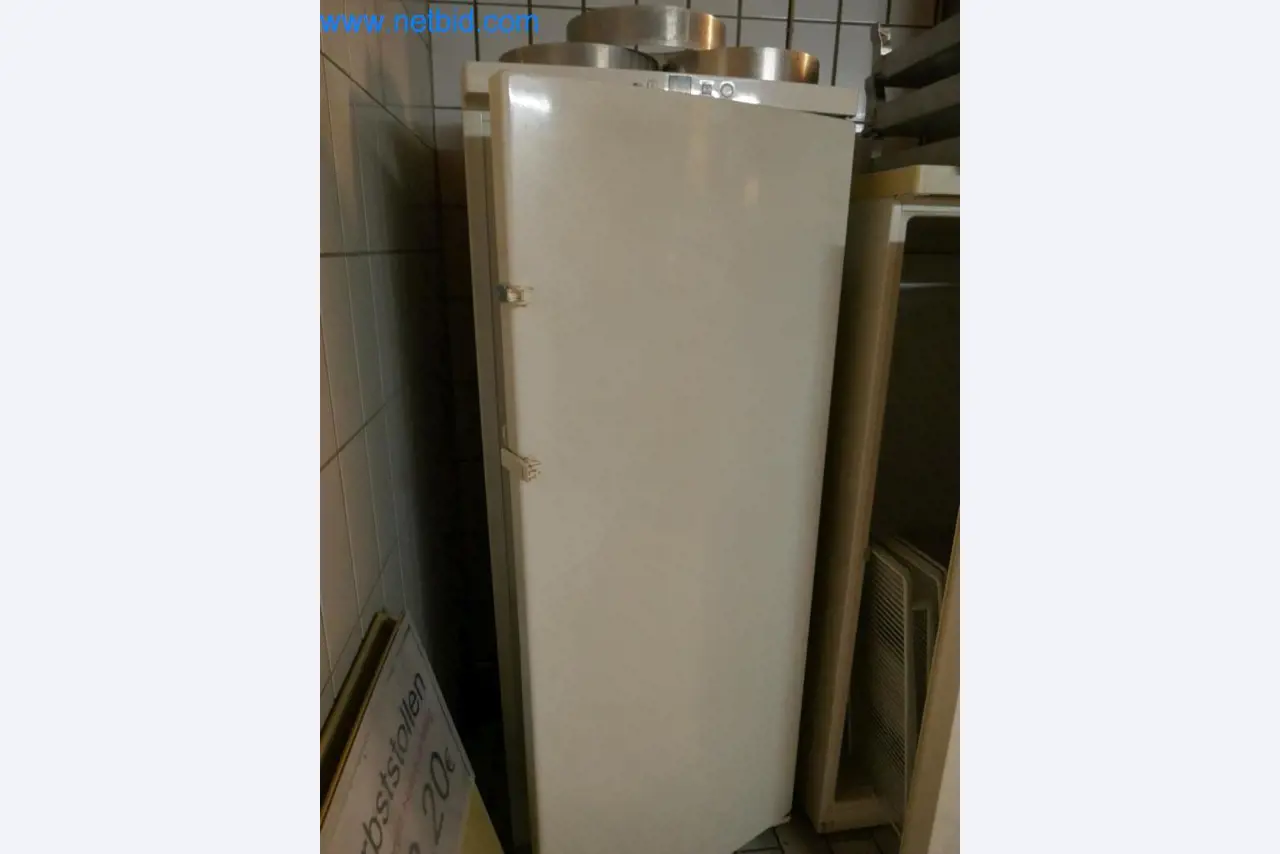 Máquinas bem conservadas de uma padaria-1