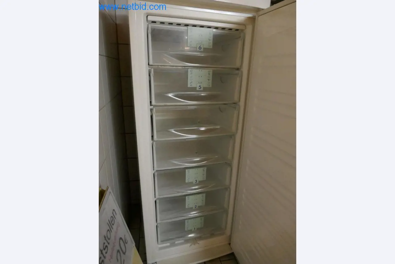 Máquinas bem conservadas de uma padaria-2