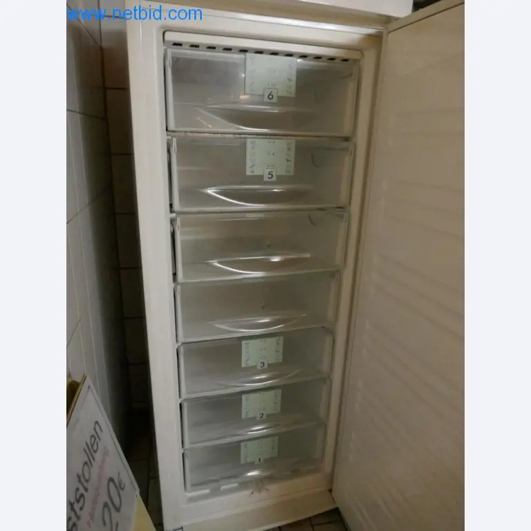 Máquinas bem conservadas de uma padaria-2