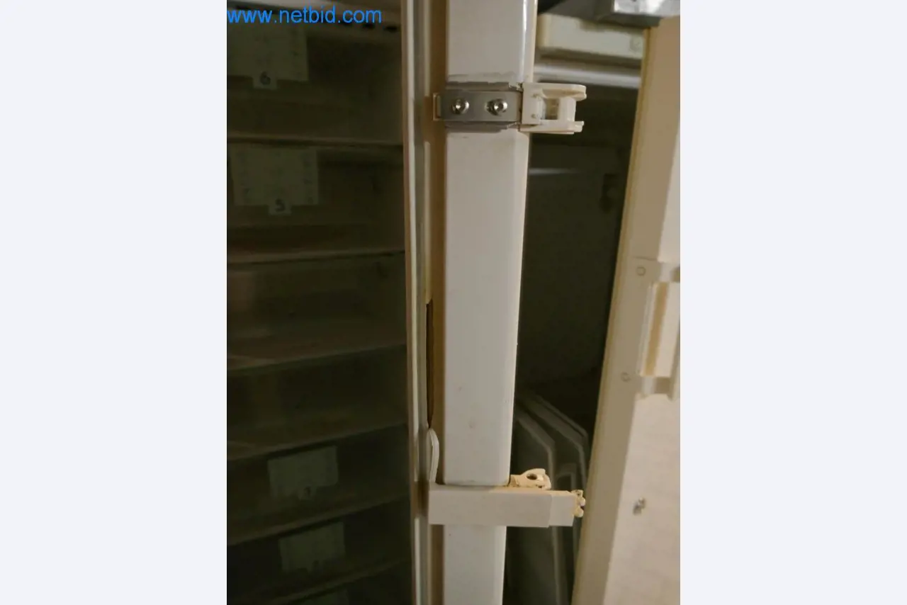 Máquinas bem conservadas de uma padaria-3