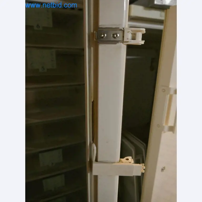 Máquinas bem conservadas de uma padaria-3