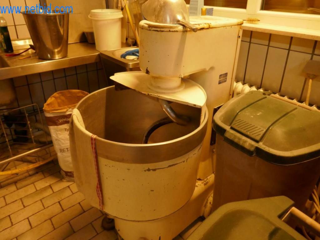 Dobro vzdrževani stroji iz pekarne-1