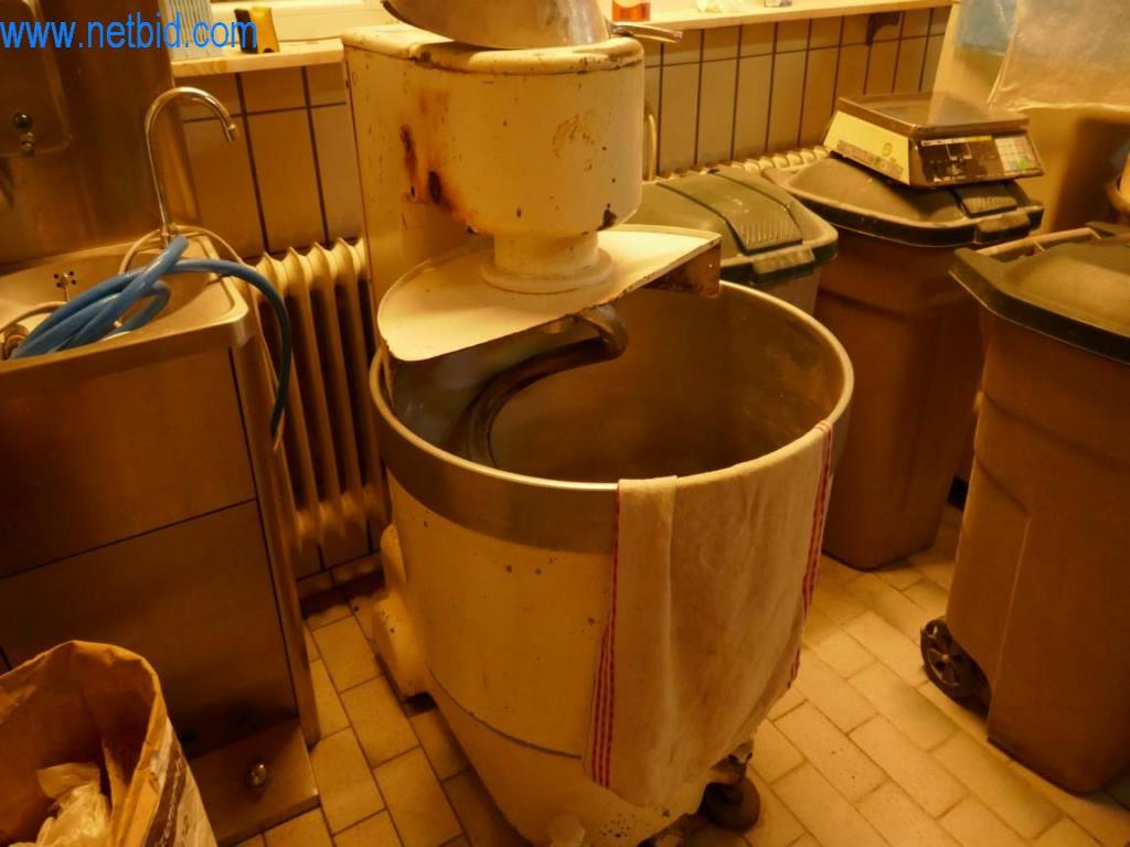 Dobro vzdrževani stroji iz pekarne-2