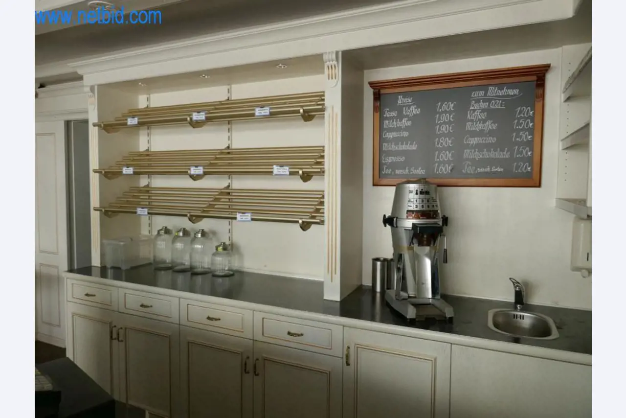 Máquinas bem conservadas de uma padaria-1