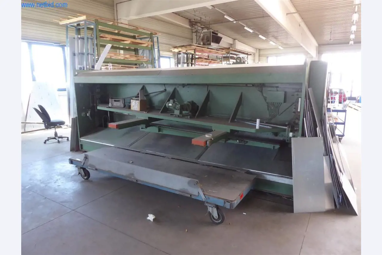 Bedrijfs- en kantooruitrusting (raam- en metaalconstructie)-3