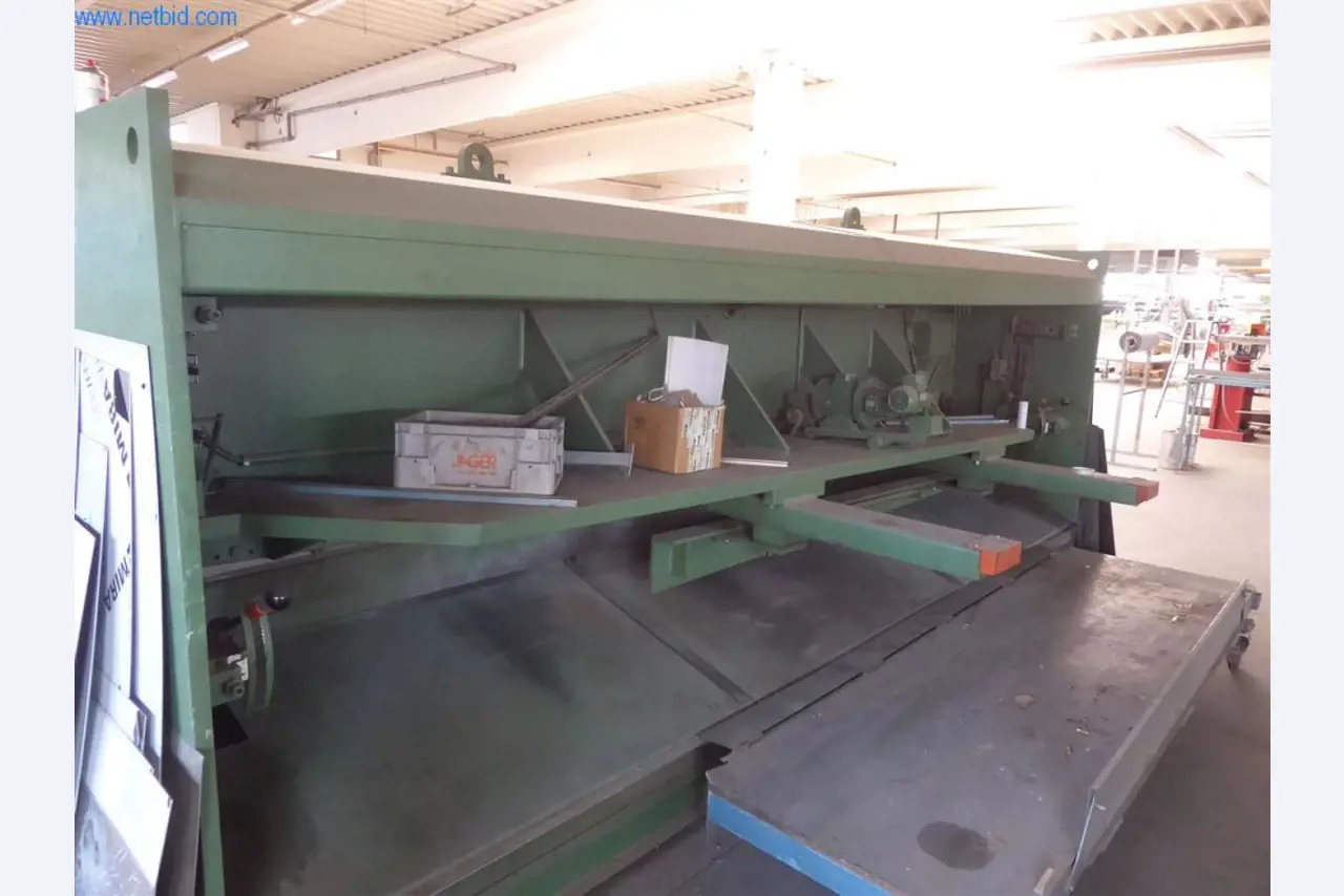 Bedrijfs- en kantooruitrusting (raam- en metaalconstructie)-4