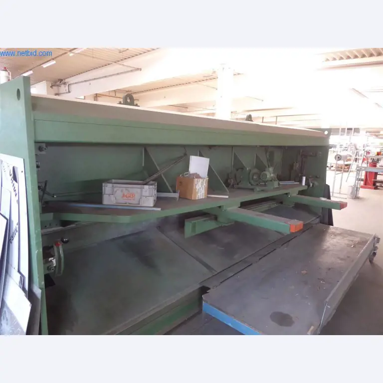 Bedrijfs- en kantooruitrusting (raam- en metaalconstructie)-4