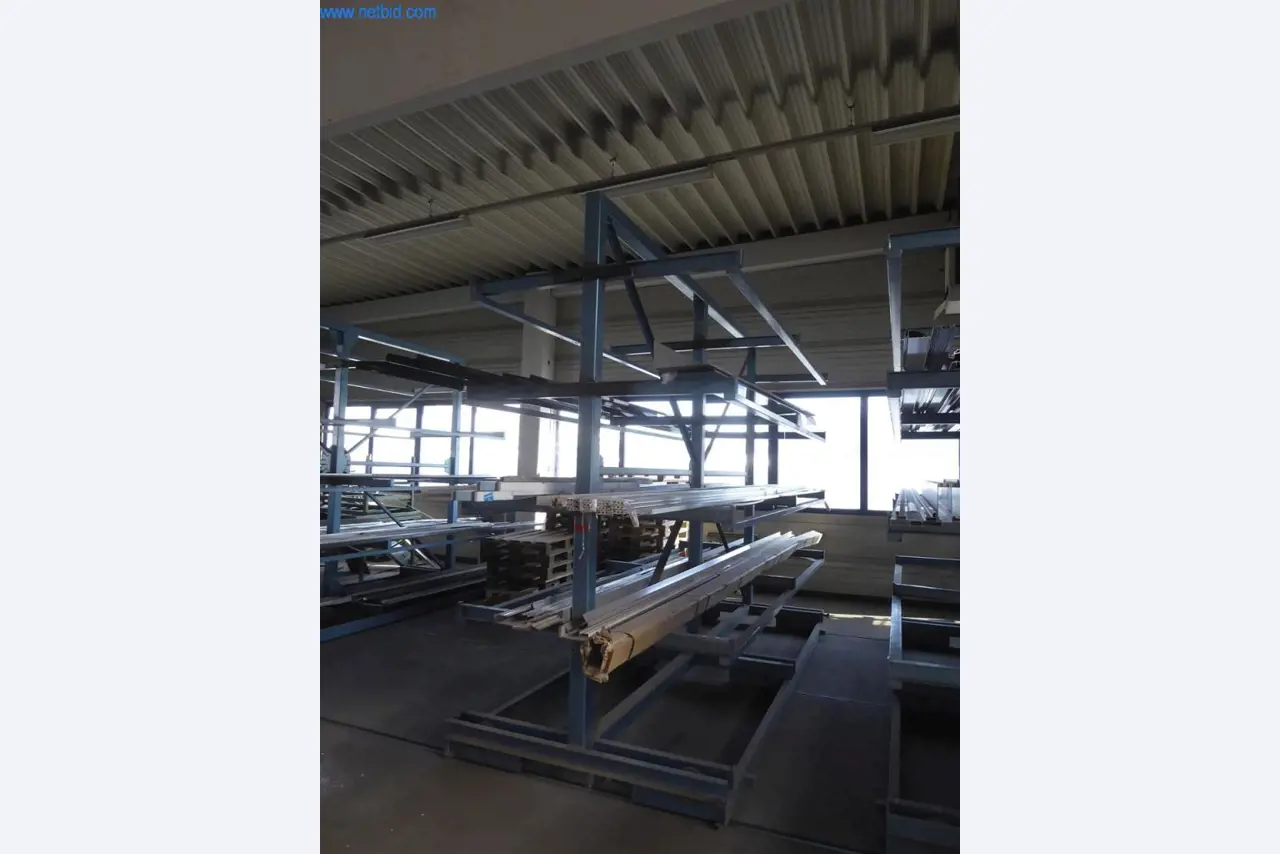 Sprzęt operacyjny i biurowy (okna i konstrukcje metalowe)-2