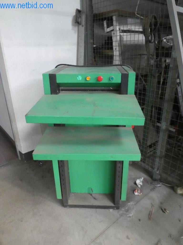 Equipamento operacional e de escritório (janelas e construção metálica)-1