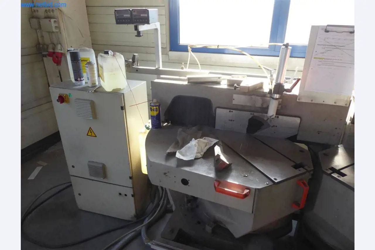 Sprzęt operacyjny i biurowy (okna i konstrukcje metalowe)-4