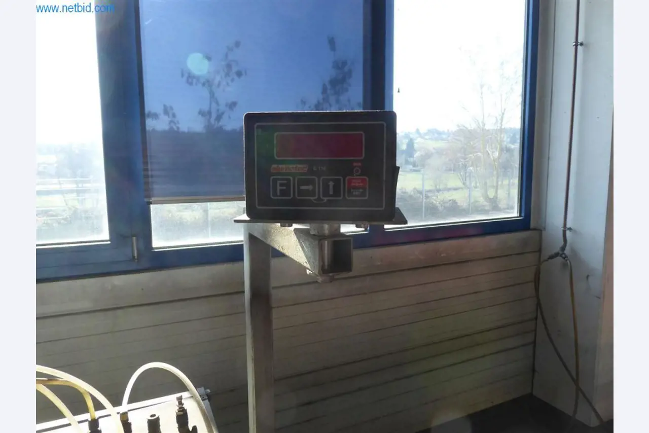 Sprzęt operacyjny i biurowy (okna i konstrukcje metalowe)-7