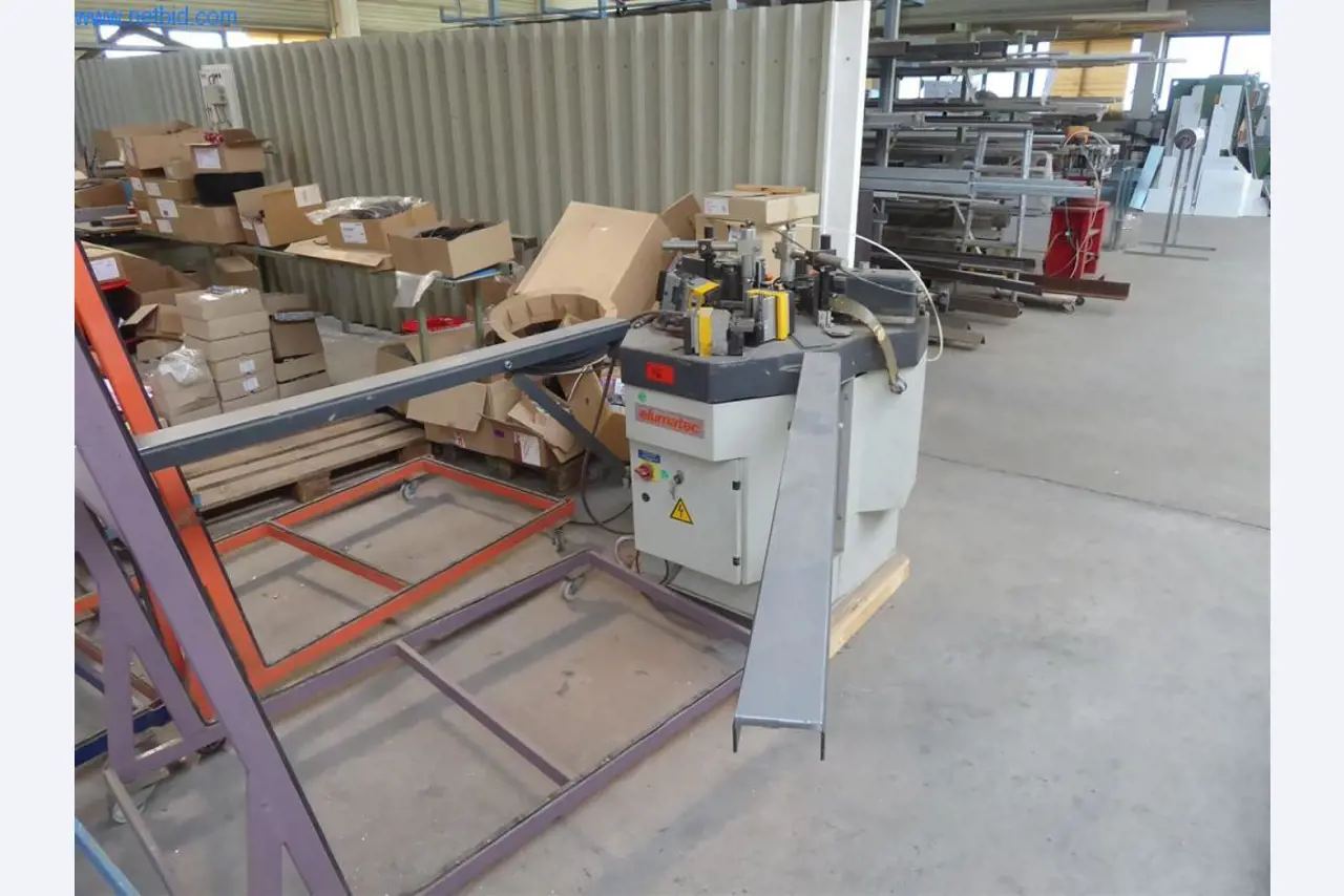 Sprzęt operacyjny i biurowy (okna i konstrukcje metalowe)-1