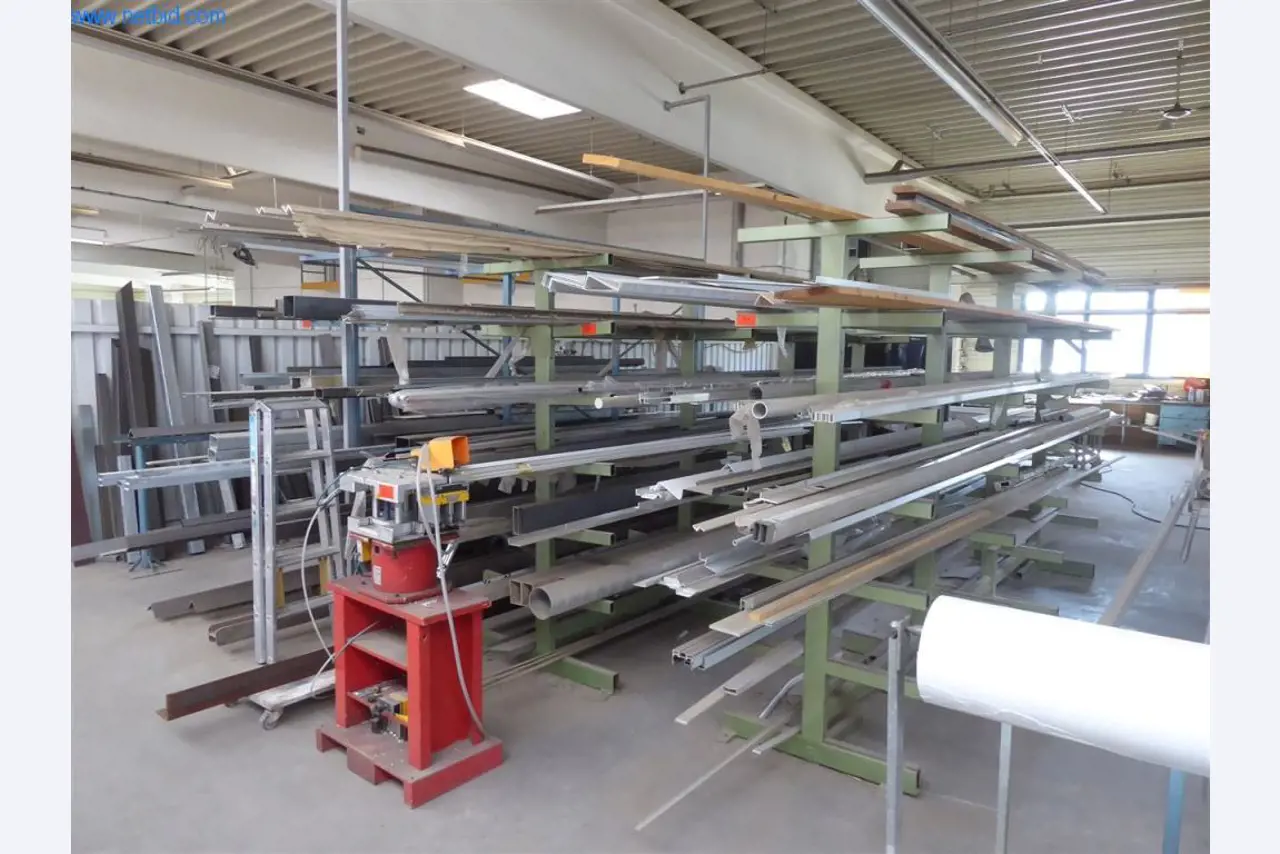 Sprzęt operacyjny i biurowy (okna i konstrukcje metalowe)-2