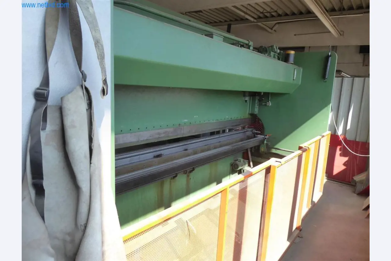 Sprzęt operacyjny i biurowy (okna i konstrukcje metalowe)-10