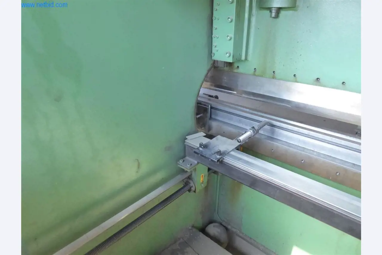 Sprzęt operacyjny i biurowy (okna i konstrukcje metalowe)-11