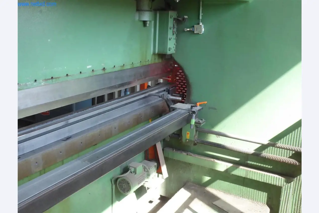 Sprzęt operacyjny i biurowy (okna i konstrukcje metalowe)-3