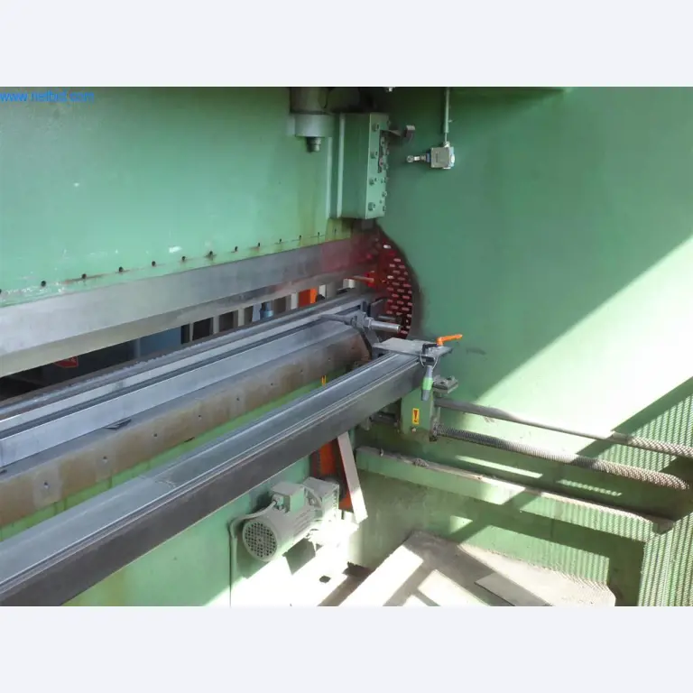 Sprzęt operacyjny i biurowy (okna i konstrukcje metalowe)-3