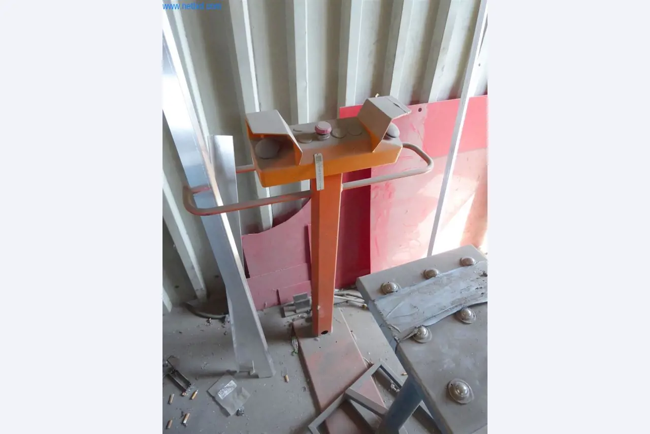 Sprzęt operacyjny i biurowy (okna i konstrukcje metalowe)-4