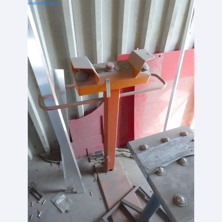 Sprzęt operacyjny i biurowy (okna i konstrukcje metalowe)-4