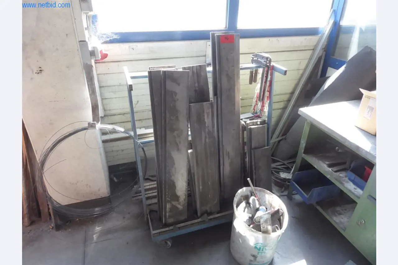 Sprzęt operacyjny i biurowy (okna i konstrukcje metalowe)-7